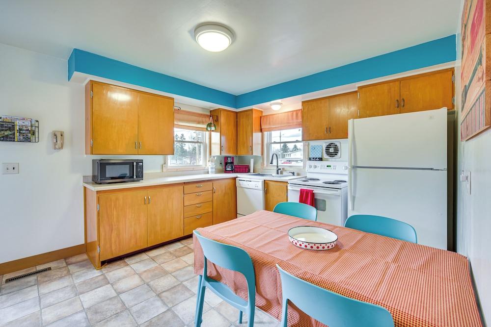 Birchwood Cottage With Red Cedar Lake Access!