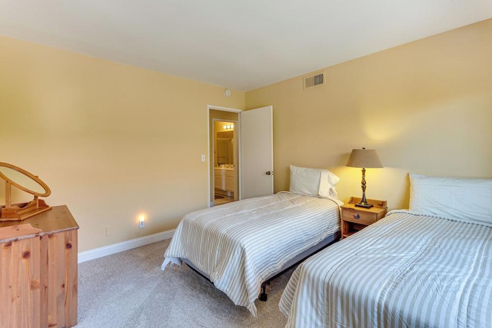 Sunny Pad w/ Patio & Pool Access in Palm Desert!