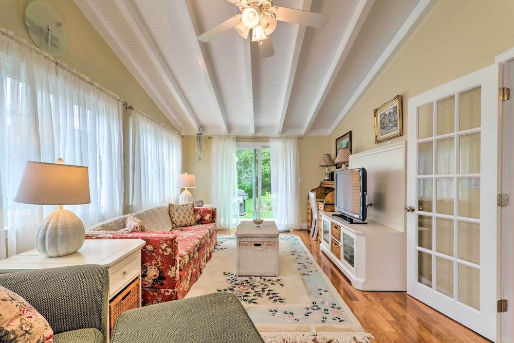 Charming Hyannis Cottage: 1 Mi to Beach!
