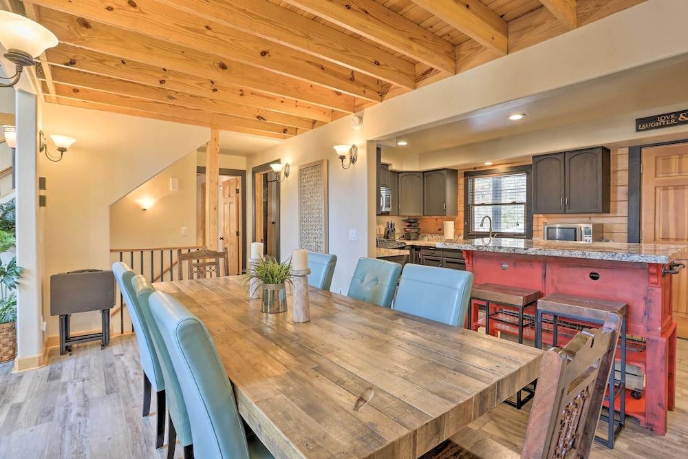 Big Bear Lake Cabin w/ Hot Tub < 1 Mi to Skiing!