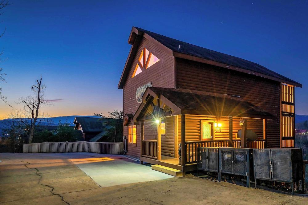 Private Cabin w/ Tree Top Mtn Views: Pets Welcome