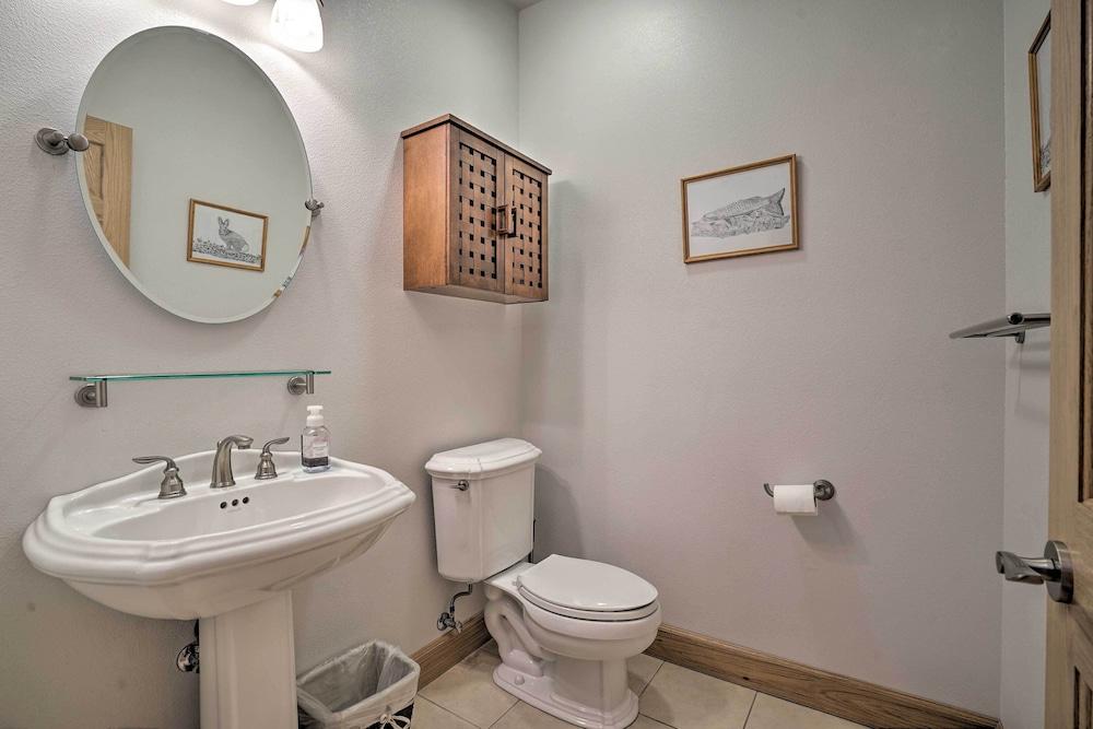 9 Mi to Heavenly Mountain: South Lake Tahoe Home!