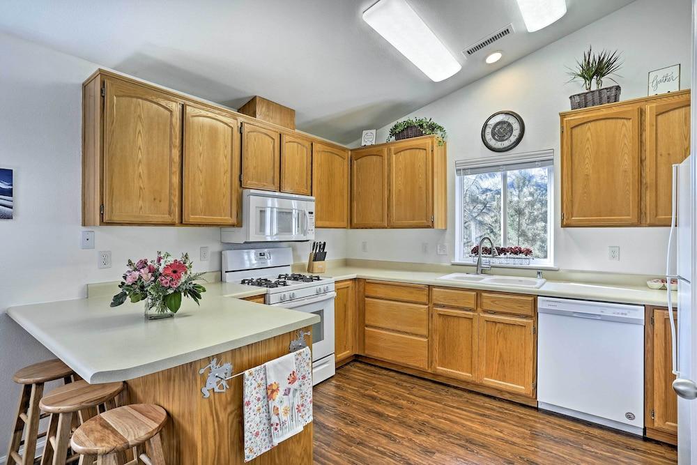 Centrally Located Mt Shasta Home w/ Deck!