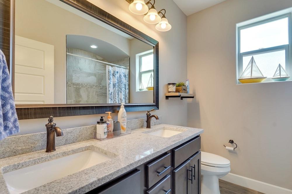 Carlsbad Retreat w/ Fire Pit & Fenced Yard!