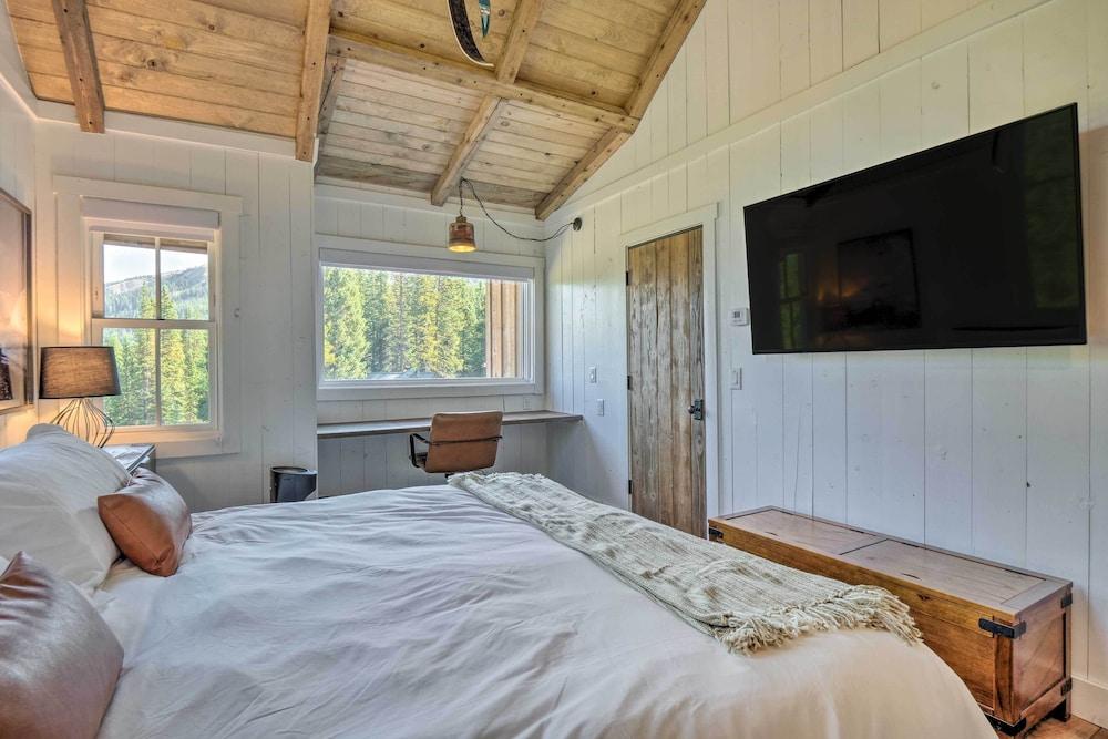 8 Mi to Ski: Custom-built Cabin in Breckenridge