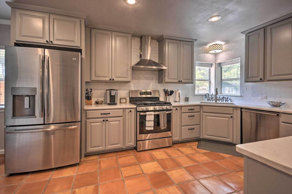 Stylish Home - Walk to Texas Tech University!