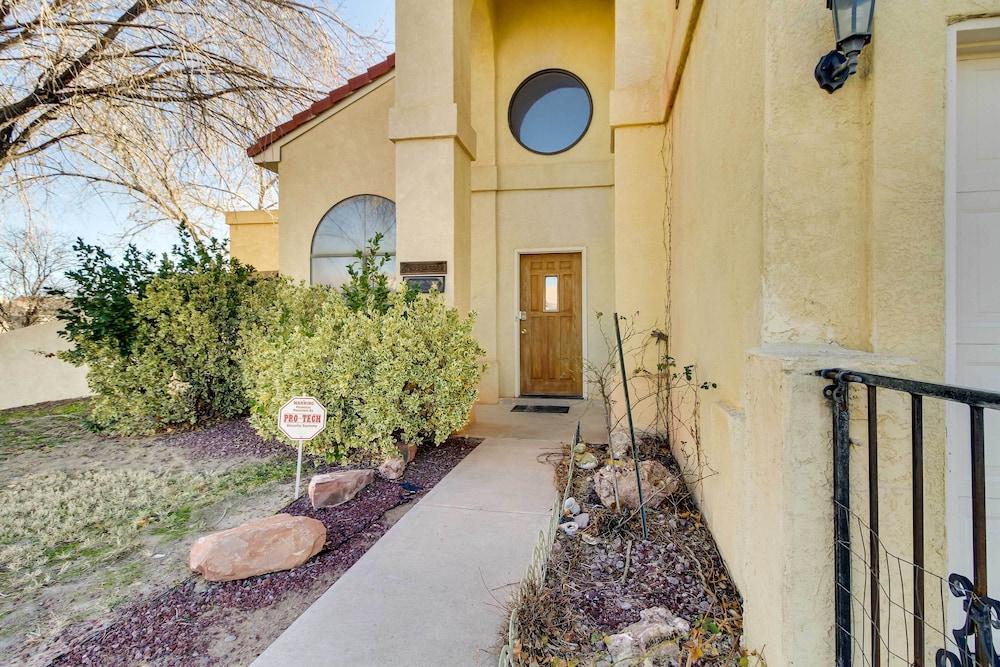Albuquerque Home w/ Spacious Yard & Fire Pit!