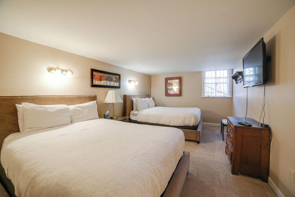 Inviting Colorado Springs House w/ Spacious Deck!