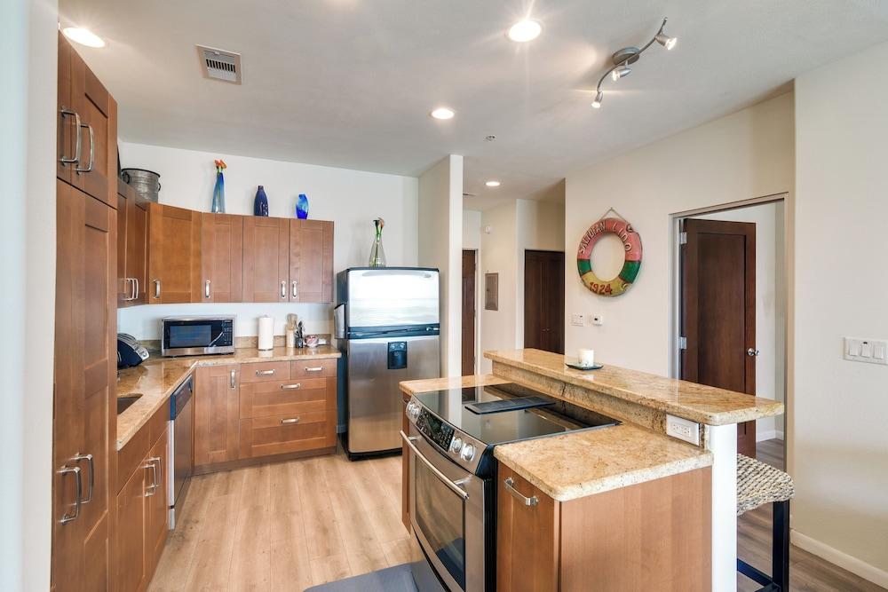 Pool Access, Walk to Beach: Galveston Condo!