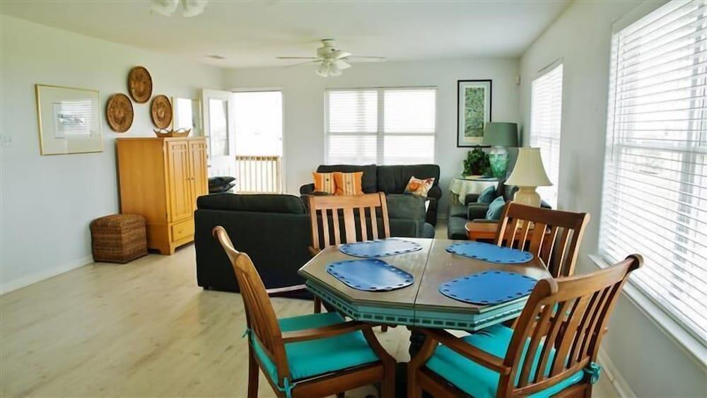 Spacious Retreat W/expansive Yard & Beach Access!