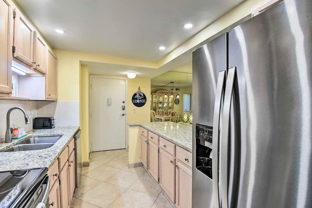 Breezy Siesta Key Condo w/ Bay Views & Pool!