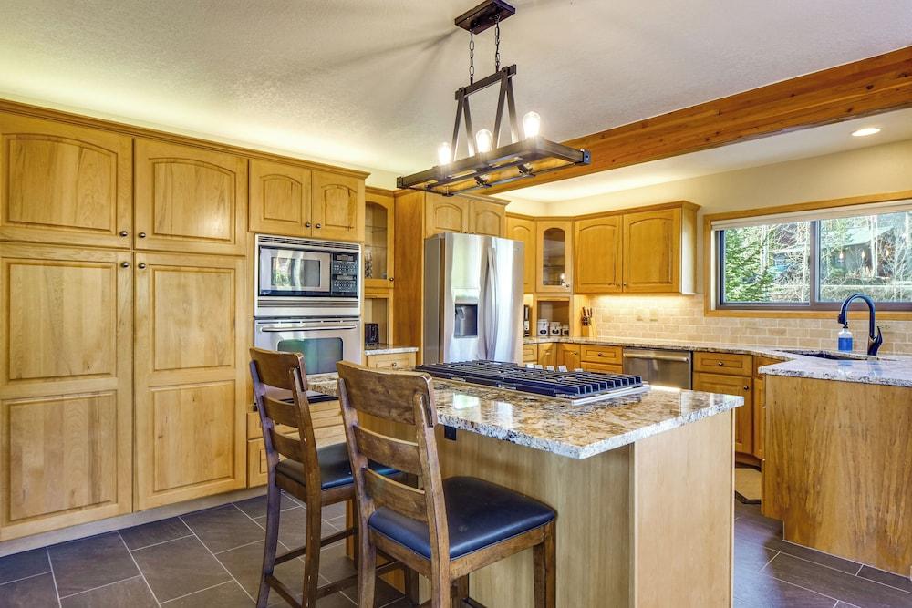 Private Deck & Hot Tub: Silverthorne Home!