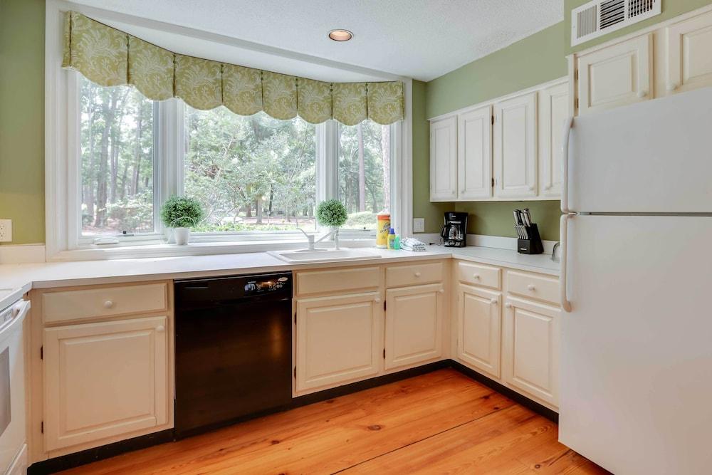 Hilton Head Resort Condo w/ Pool Access!