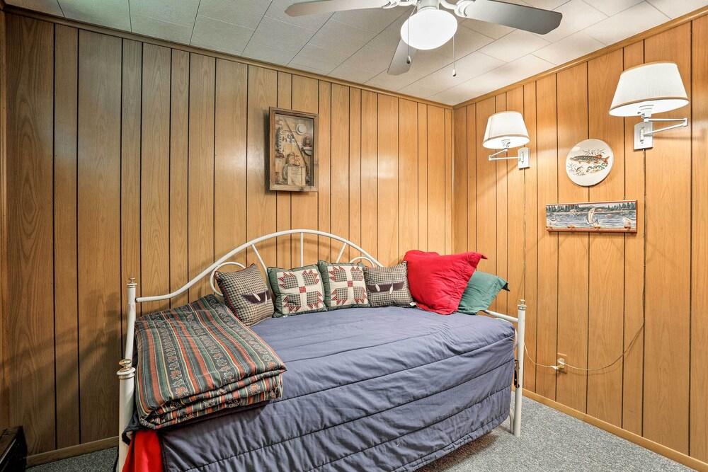 Beach Lake Cabin on Delaware River w/ Sunroom!