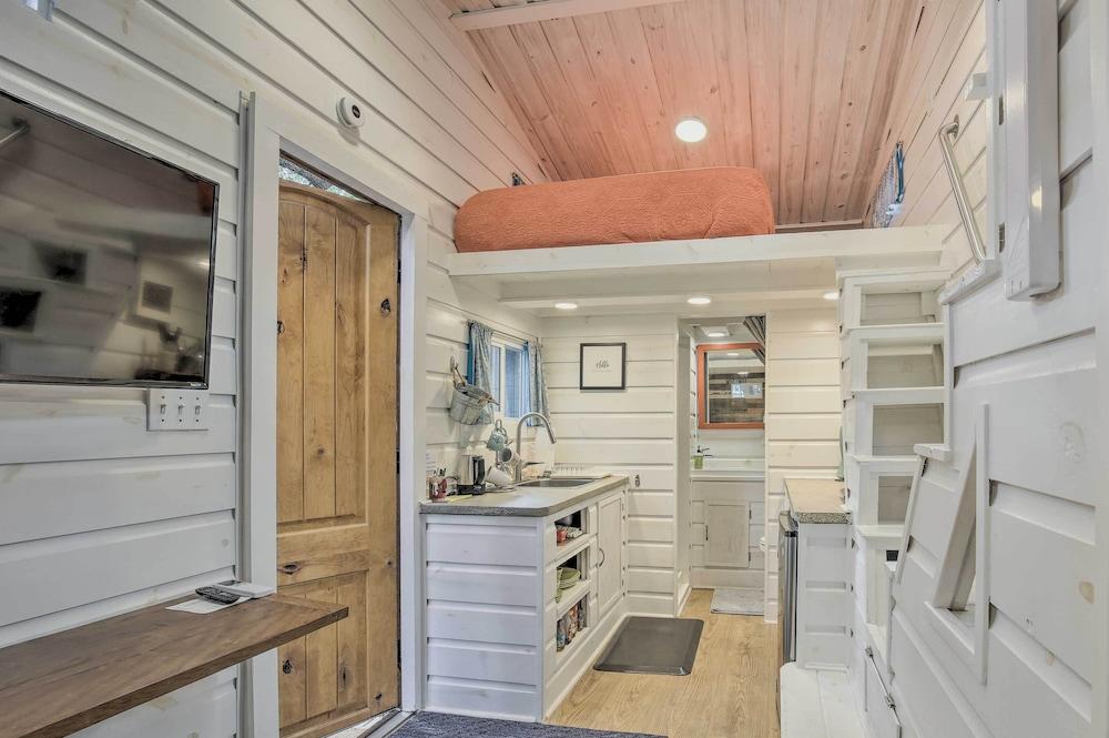 Unique Stay: 'tiny Everest' San Antonio Home!