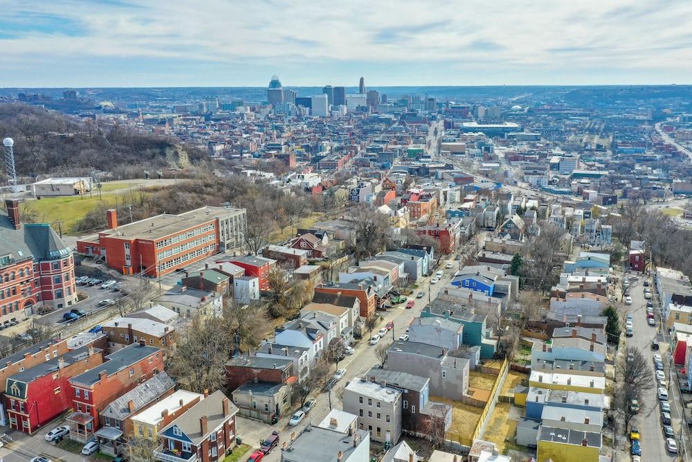 Cozy Boho-chic Loft ~ 2 Mi to Downtown Cincinnati