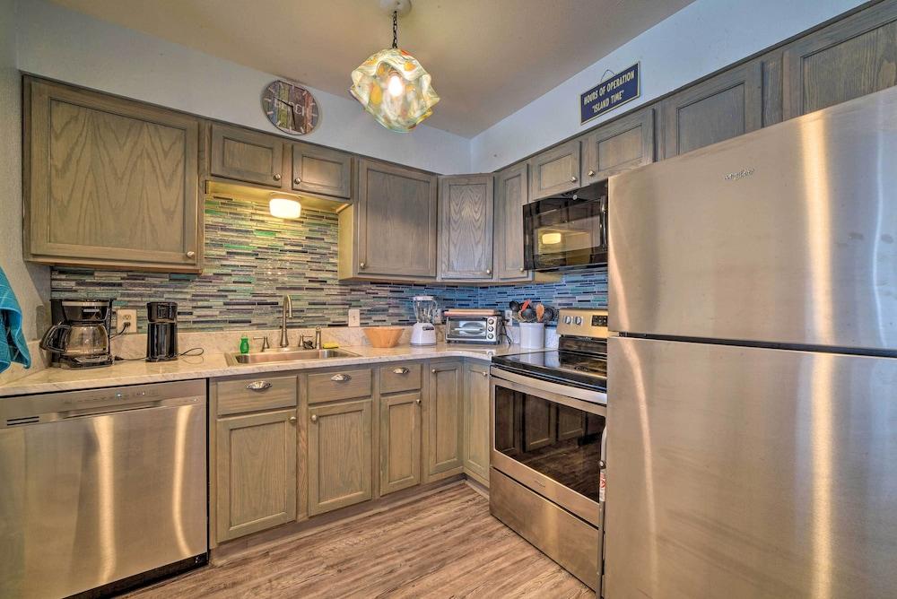 Oceanfront Texas Condo w/ Pool: Pets Stay Free