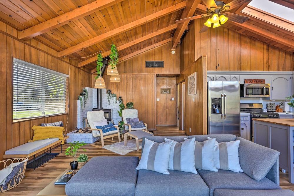 Lovely Oakhurst Cabin w/ Deck & Mtn Views!