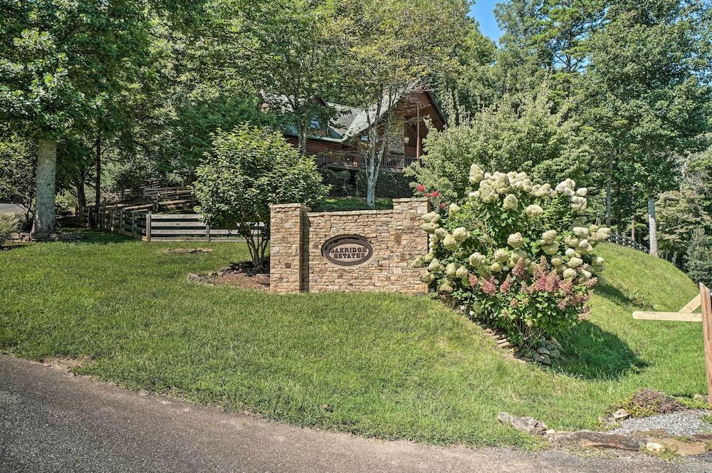 Hayesville Cabin w/ Game Room & Mtn Views!