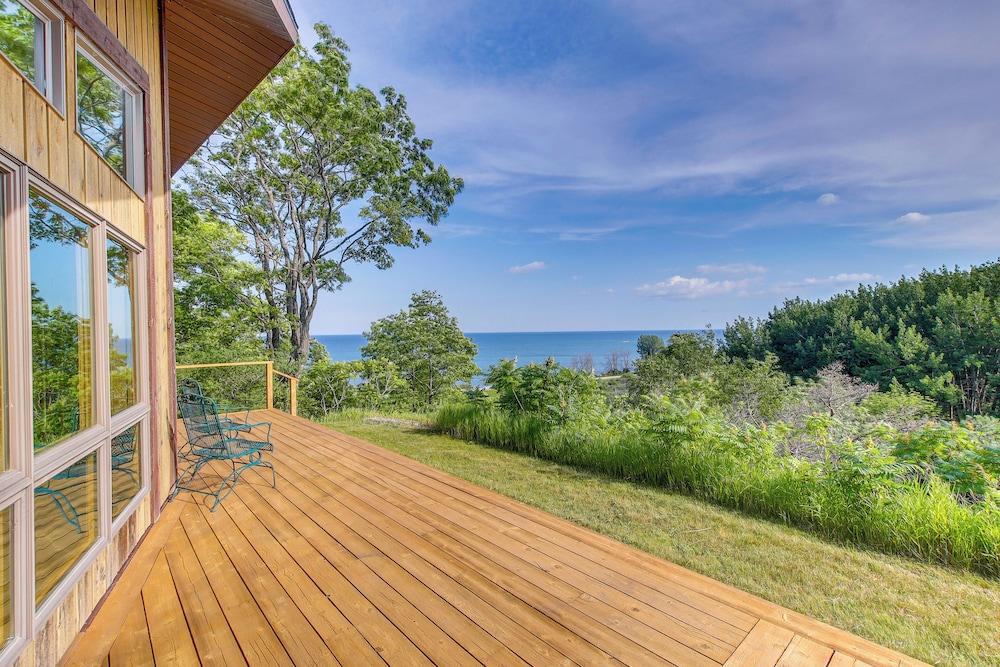 Idyllic Sturgeon Bay Cabin w/ Fire Pit + View