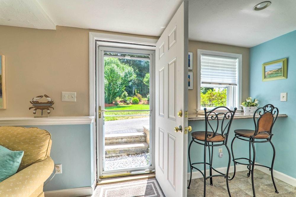3 Mi to Bourne Scenic Park: Quaint Cape Cod Apt