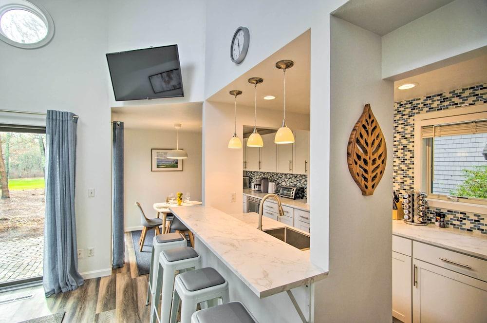 5 Mi to Mashpee Commons: Coastal Mashpee Condo