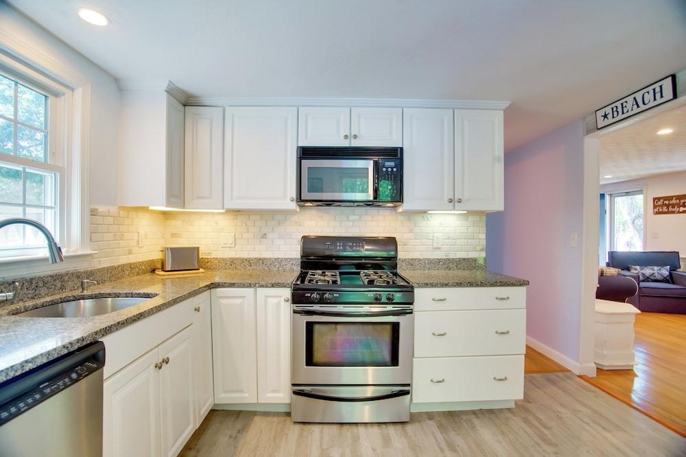 Cape Cod Bungalow w/ Patio < 1 Mi to Beaches!