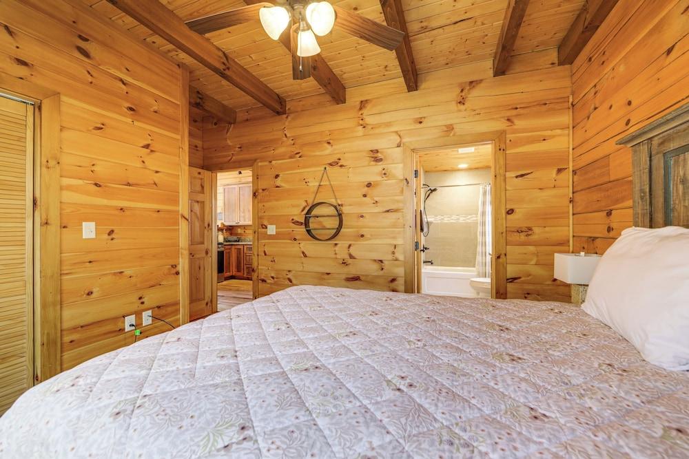 Elevated Cabin Bordering Smoky Mountain Nat'l Park