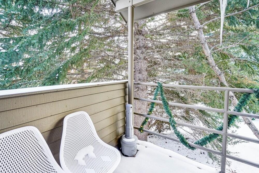 Expansive Canyons Ski Retreat w/ Community Pool!