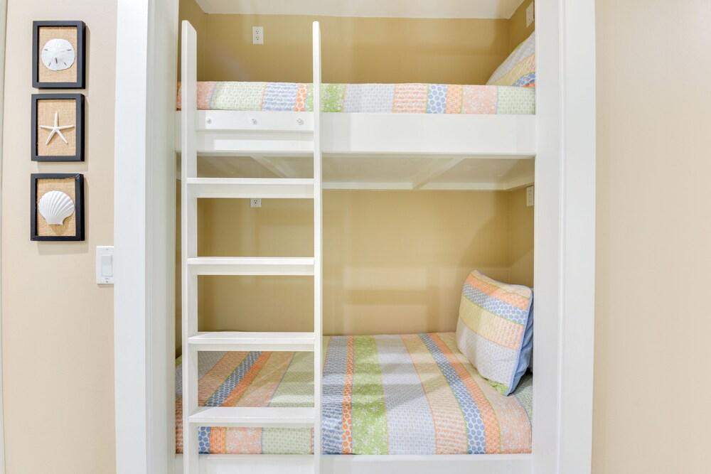 Bright & Modern Townhome: Steps to Miramar Beach!