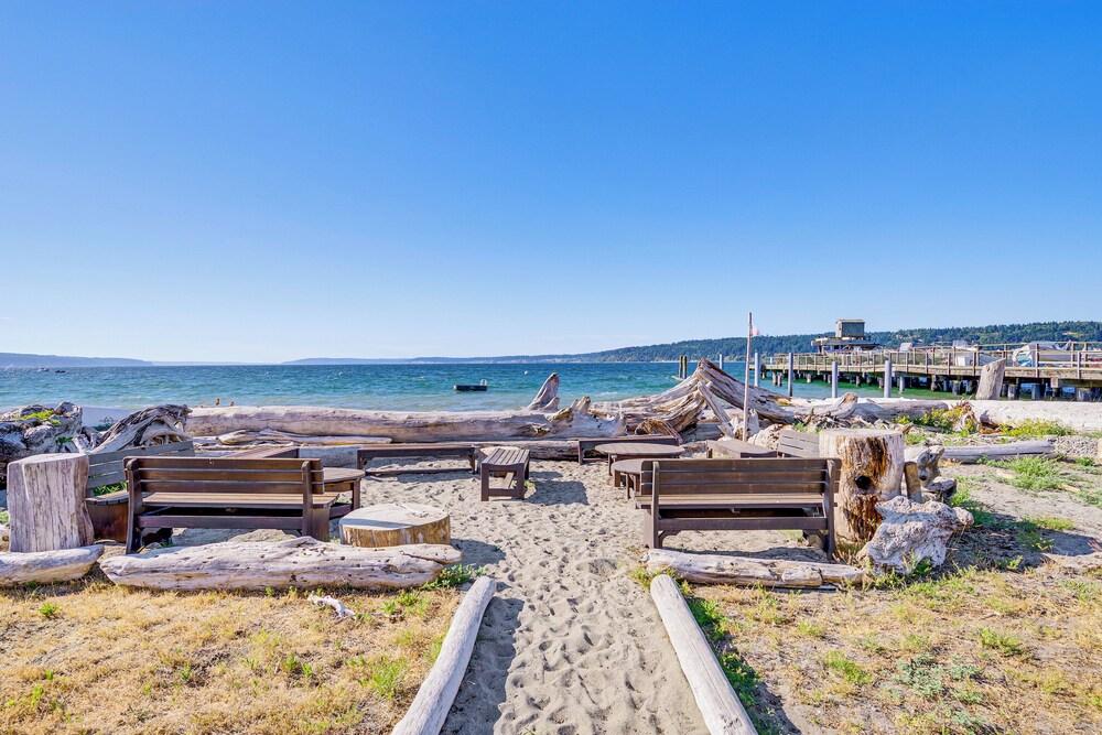 Sun-soaked Sandy Point Haven w/ Beach Access!