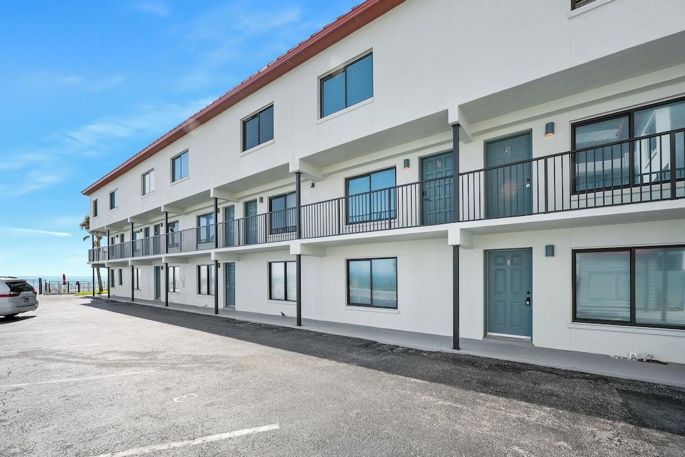 Family Friendly Oceanfront Condo w/ Pool!