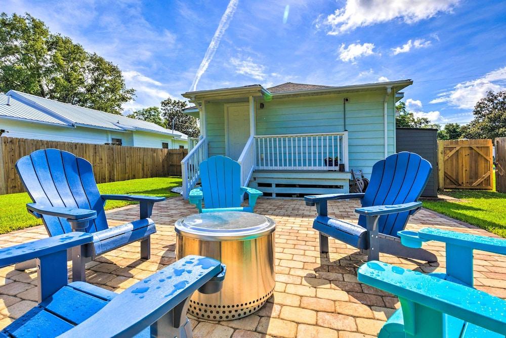 Charming Coastal Getaway, Near Beach & Pier!
