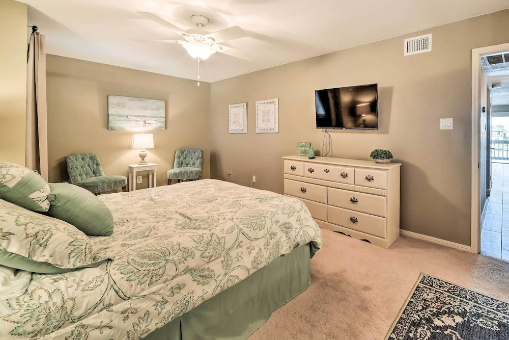 Bright and Breezy Condo, 2 Mi to Whitecap Beach!