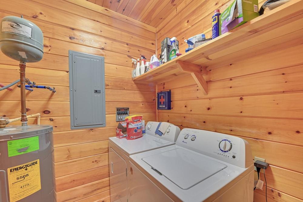 Pet-friendly Cabin w/ Hot Tub in Daniel Boone NF