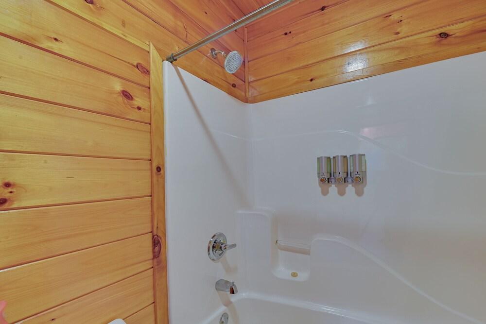 Pet-friendly Cabin w/ Hot Tub in Daniel Boone NF