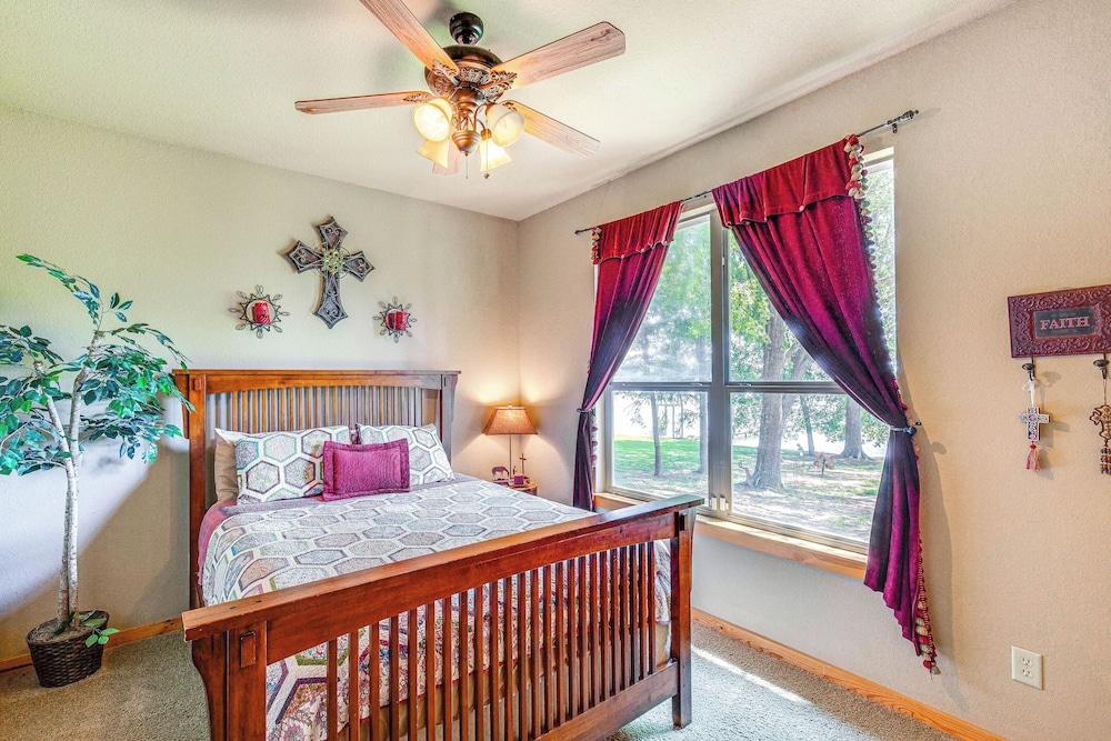 Views & Private Dock: Lakefront Eustace House!