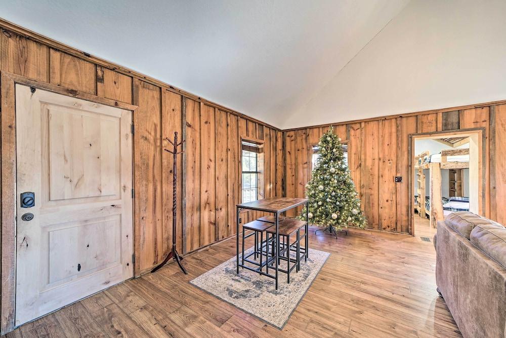Wilburton Cabin w/ Fire Pit, Mountain Views!