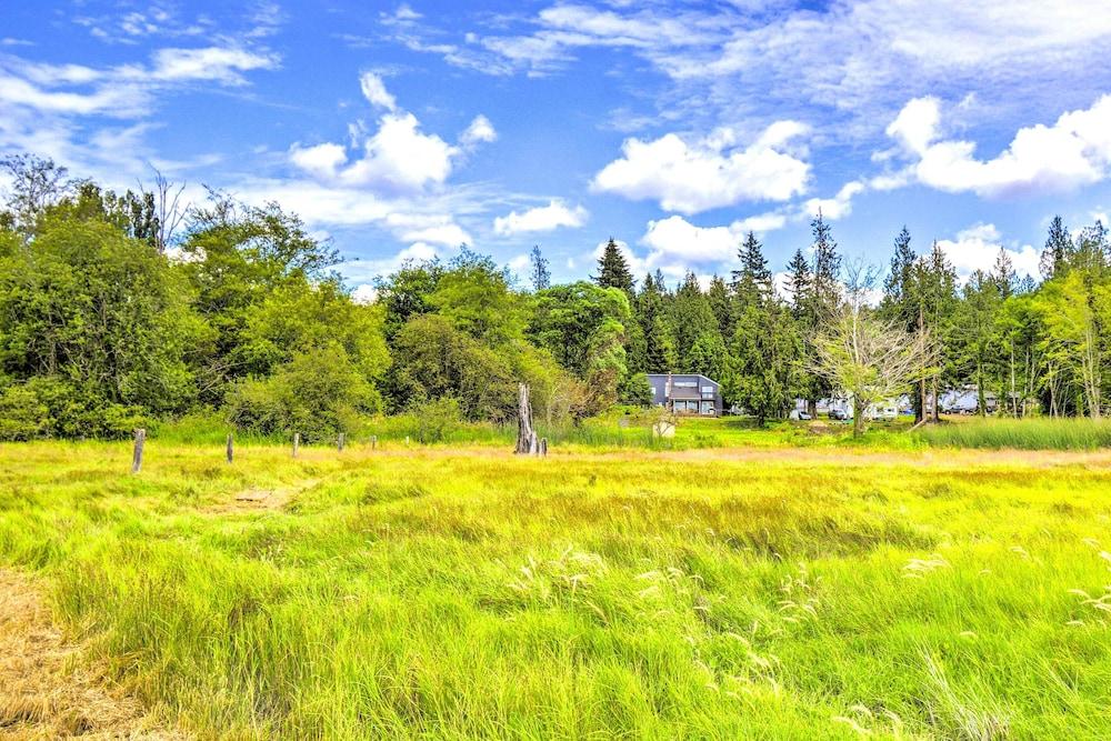 Stunning Hood Canal Getaway w/ Private Deck!