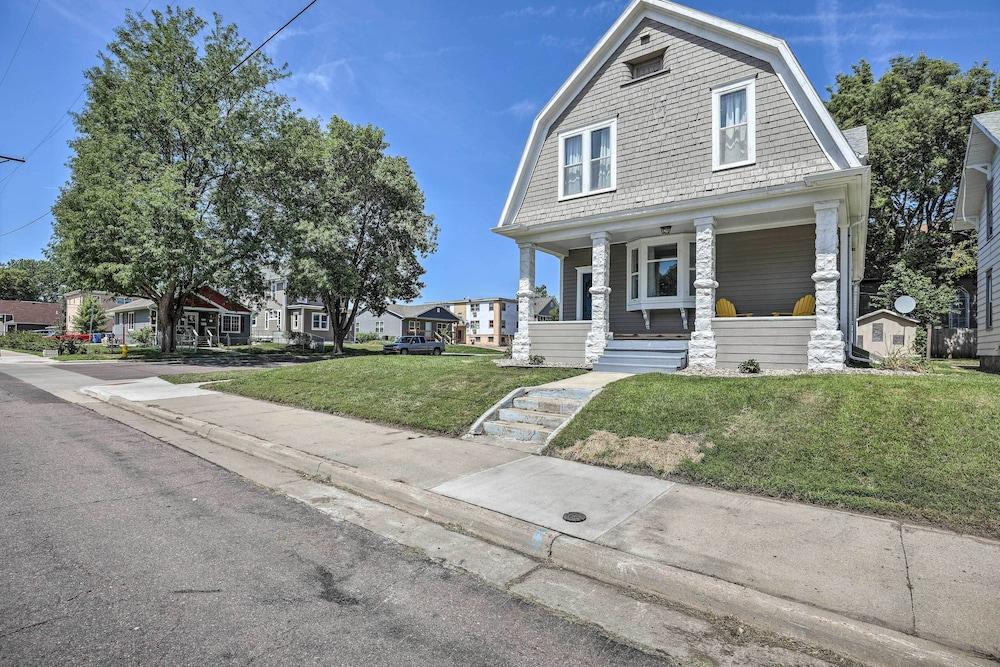 Sioux Falls Abode w/ Fire Pit - 1 Mi to Dtwn!
