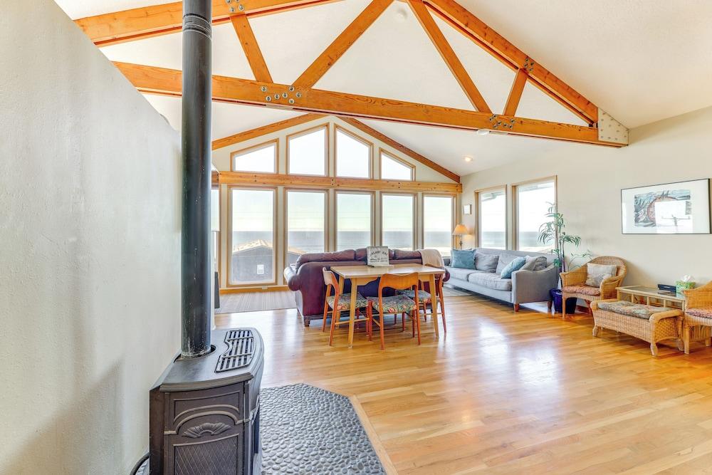 Walk to Beach: Oregon Coast Escape w/ Hot Tub!