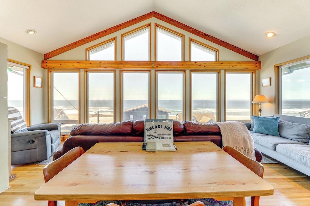 Walk to Beach: Oregon Coast Escape w/ Hot Tub!