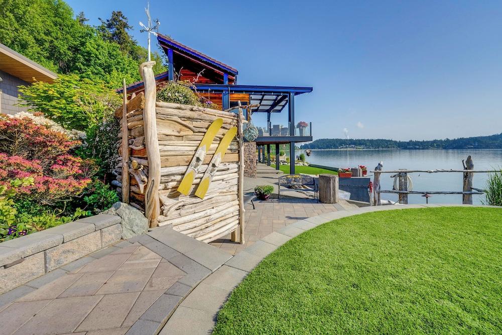 Similk Bay Retreat With Deck, Fire Pit + Hot Tub!