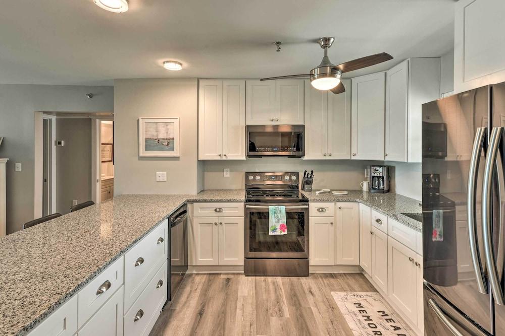 Airy Oceanfront Condo: Beach Views & Pool Access!