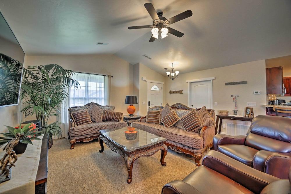 Mountain-view Moab Home w/ Pool & Hot Tub Access!