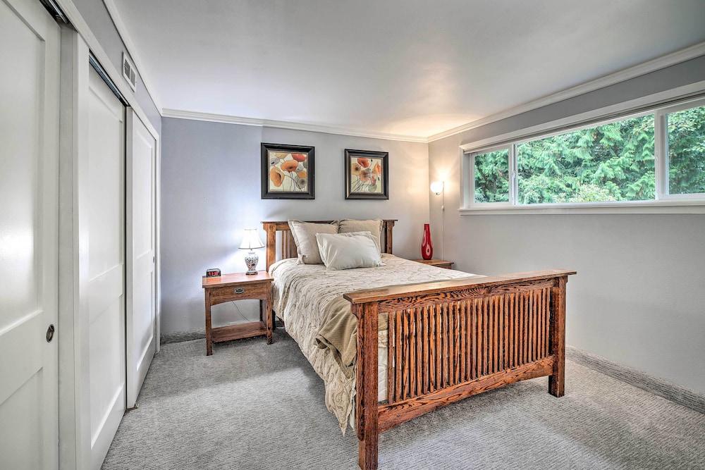 Spacious Kent Getaway w/ Yard, Deck + Grill!