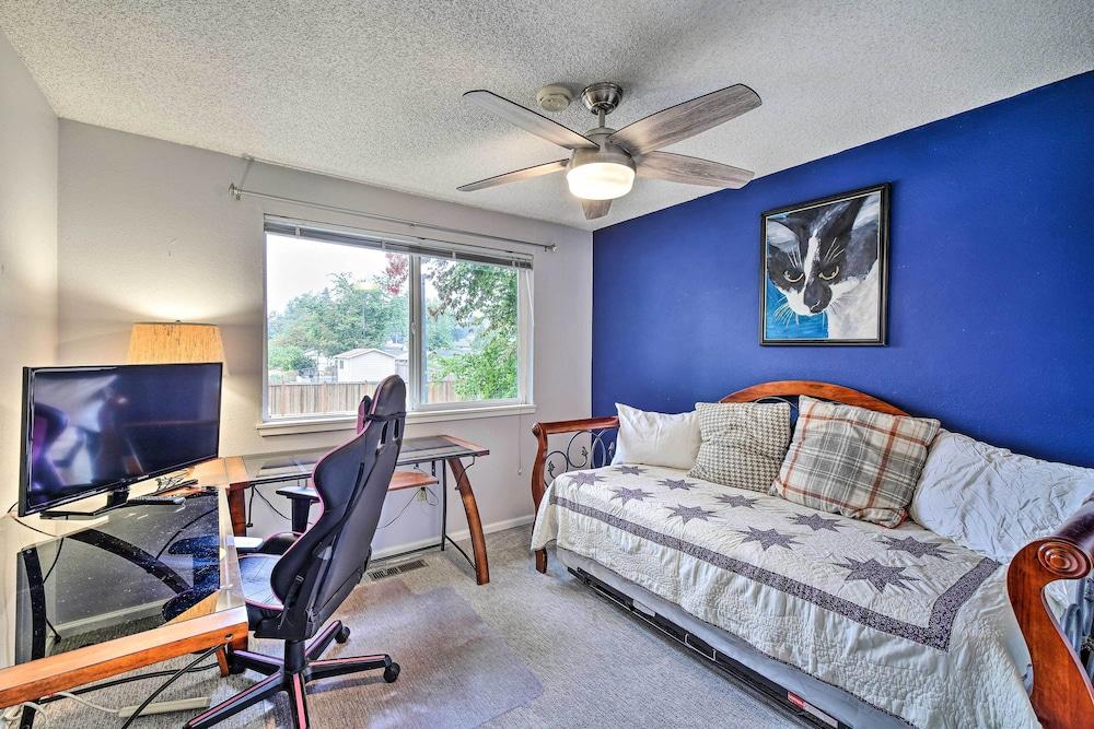 Spacious Kent Getaway w/ Yard, Deck + Grill!