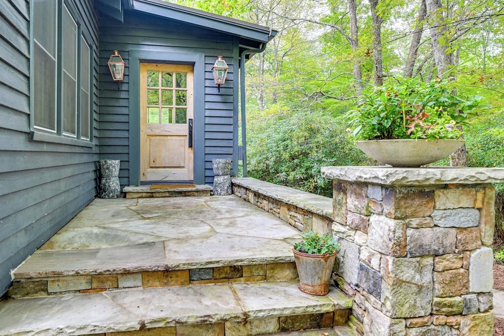 Chic Highlands Cabin Retreat w/ Deck + Office!