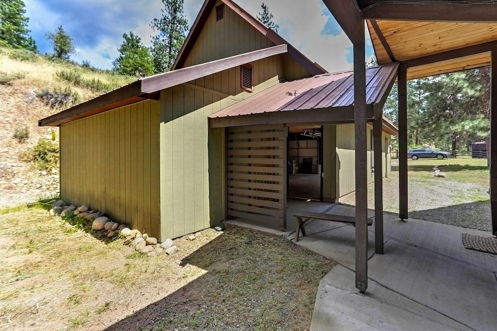 Romantic Riverfront Cottage - 1 Mile to Winthrop!