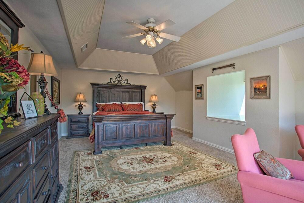 16-acre Pilot Point Ranch: Private Pond & Hot Tub